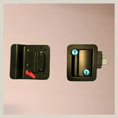 Cerradura puerta acceso c/llave y traba interior.