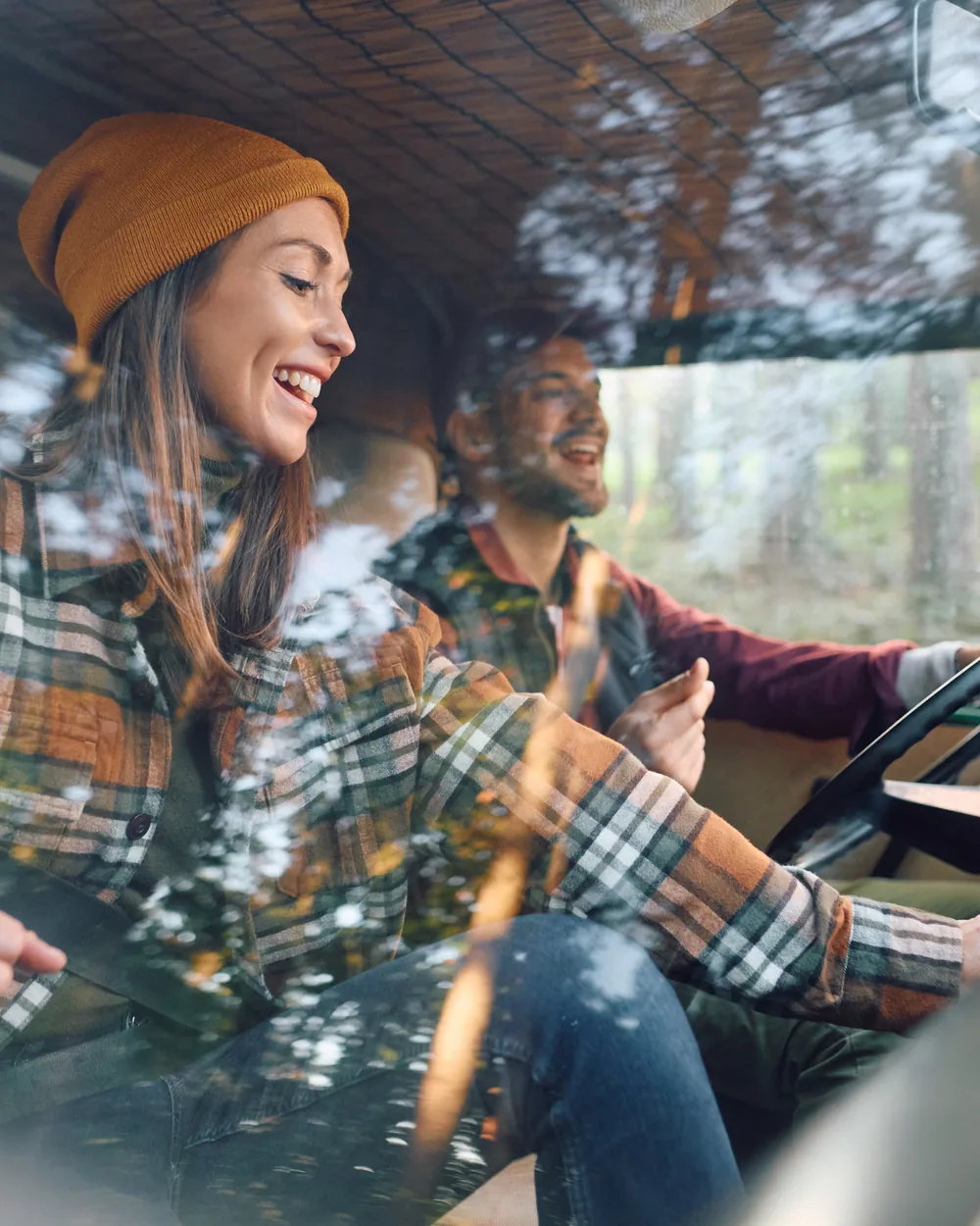 Pareja en una van disfrutando la ruta — aventura sobre ruedas