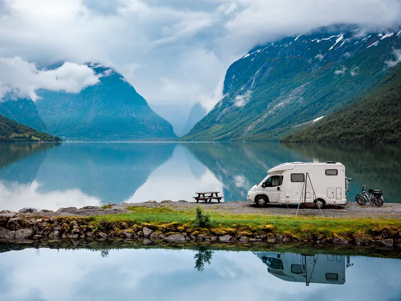 Motorhome acampado junto a un lago de montaña